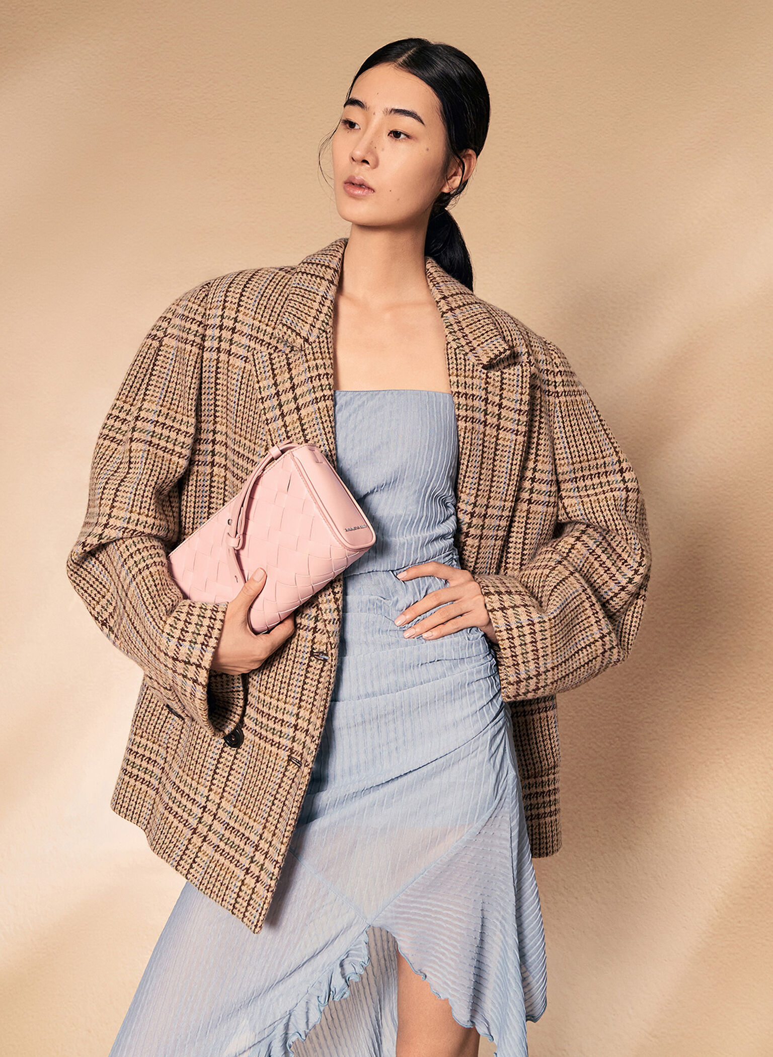 Bolso de hombro entrelazado alargado Ivette, Rosa pálido, hi-res