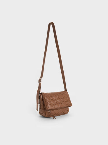Bolso entrelazado tipo bandolera con solapa delante Ivette, Marrón chocolate, hi-res