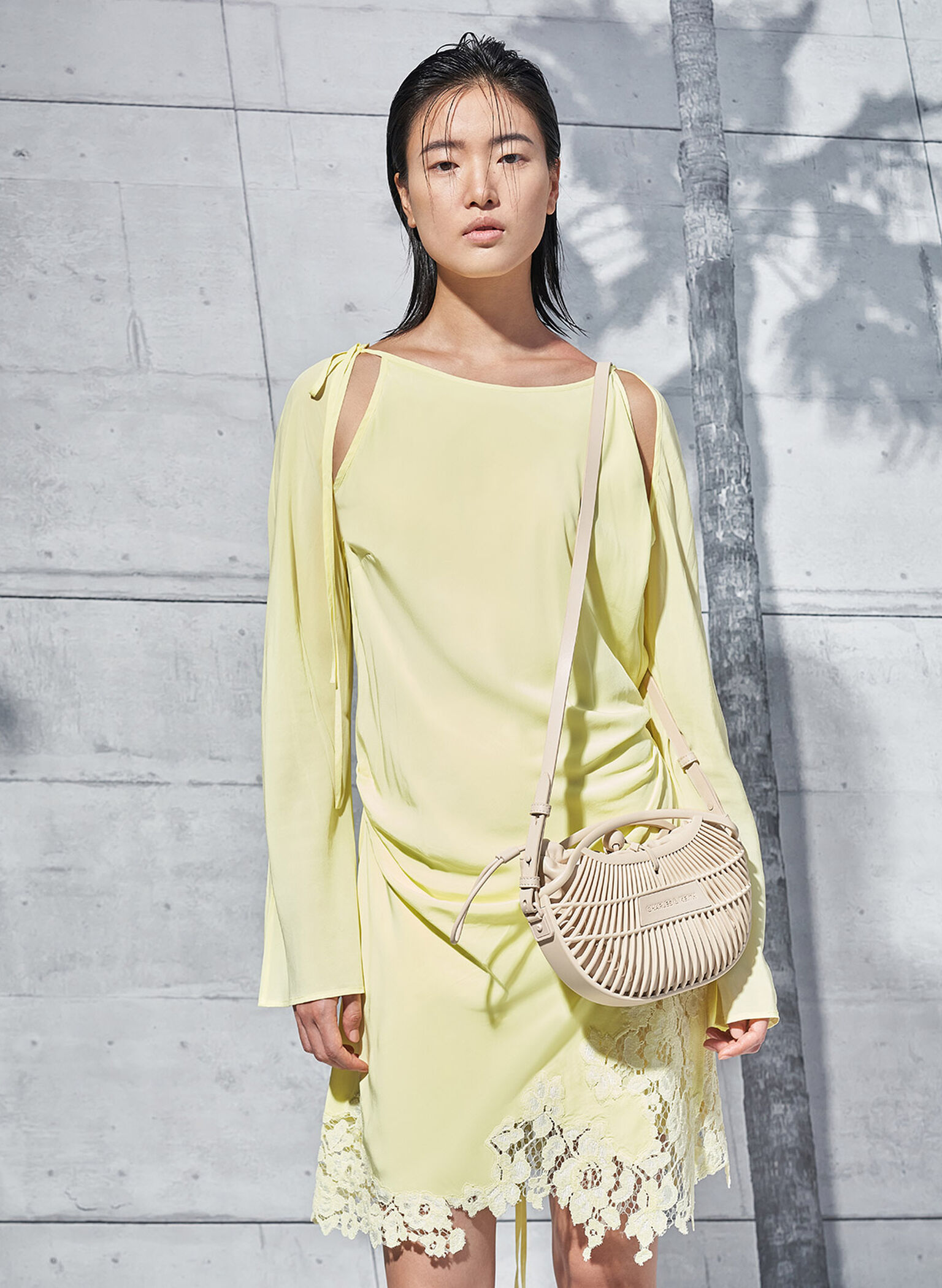 Minibolso Calypso en forma de abanico con asa curva, Beige, hi-res