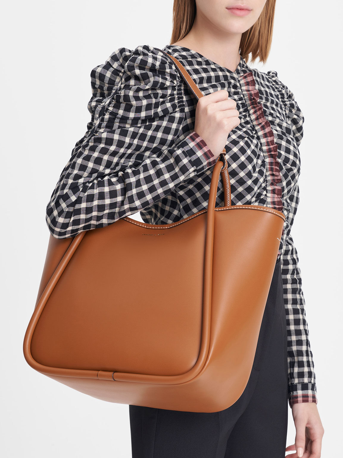 Tote handle clearance