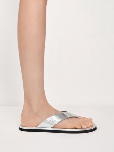 Sandalias tipo chancla Trinah metalizadas con efecto arrugado, Plateado, hi-res