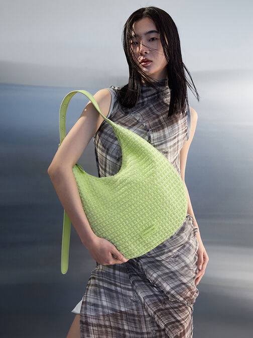 Bolso hobo con textura tipo media luna, Verde intenso, hi-res