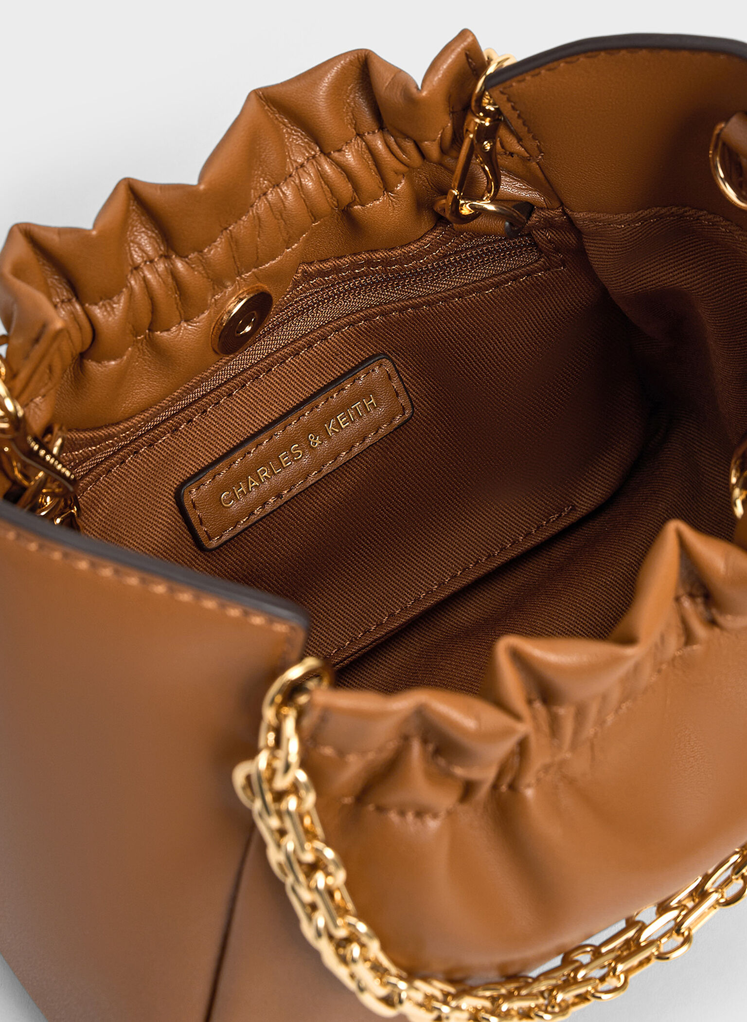 Bolso fruncido Brigette con asa de cadena, Marrón, hi-res