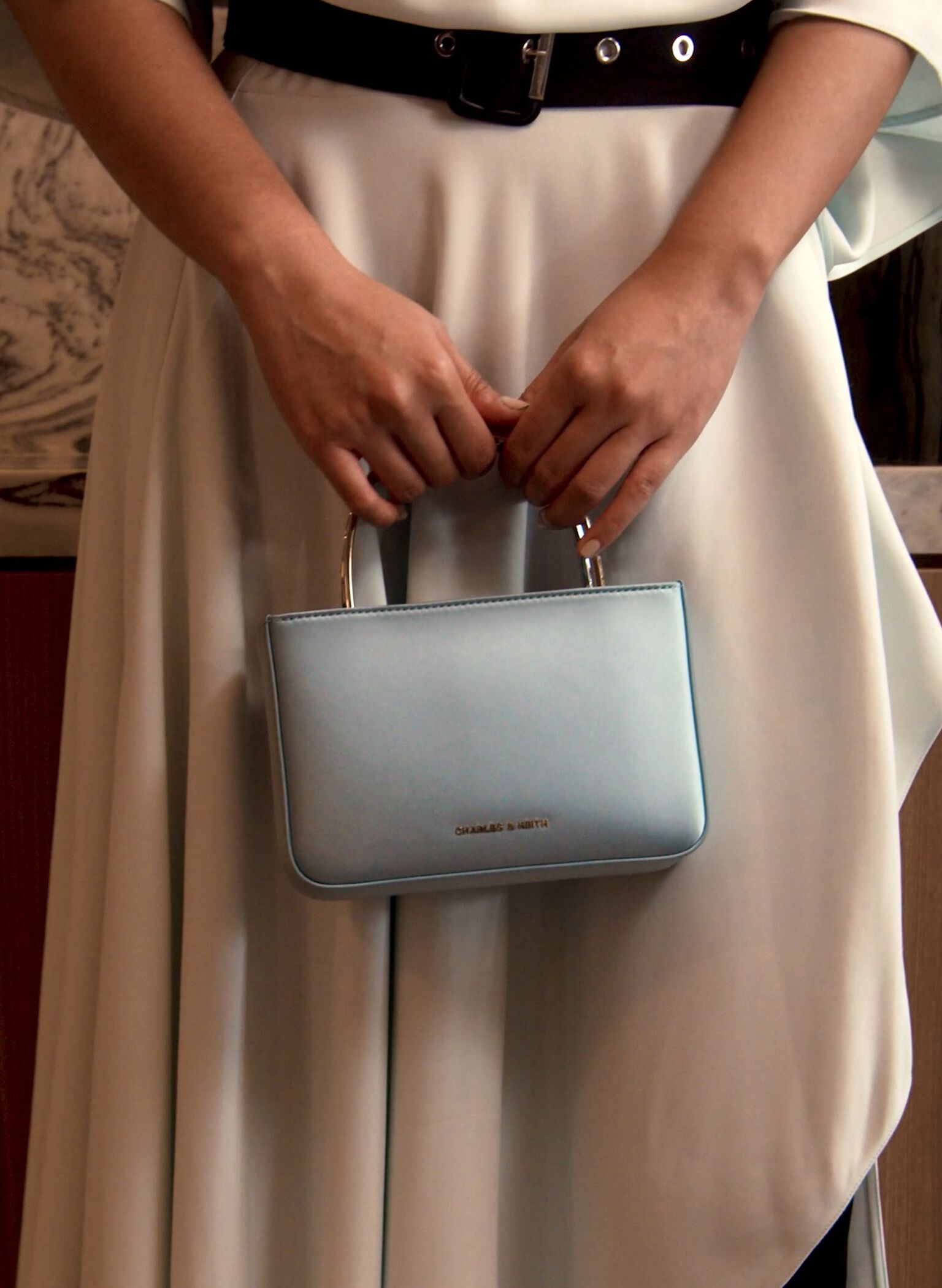 Bolso de raso con asa superior con cadena y adornos de cristal, Azul celeste, hi-res