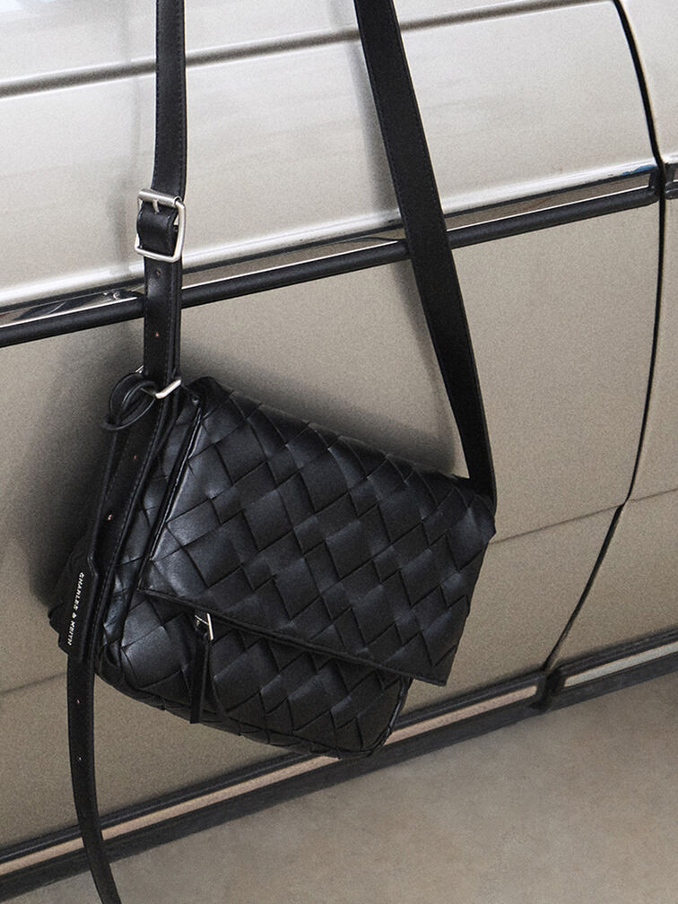 Bolso entrelazado tipo bandolera con solapa delante Ivette, Noir, hi-res