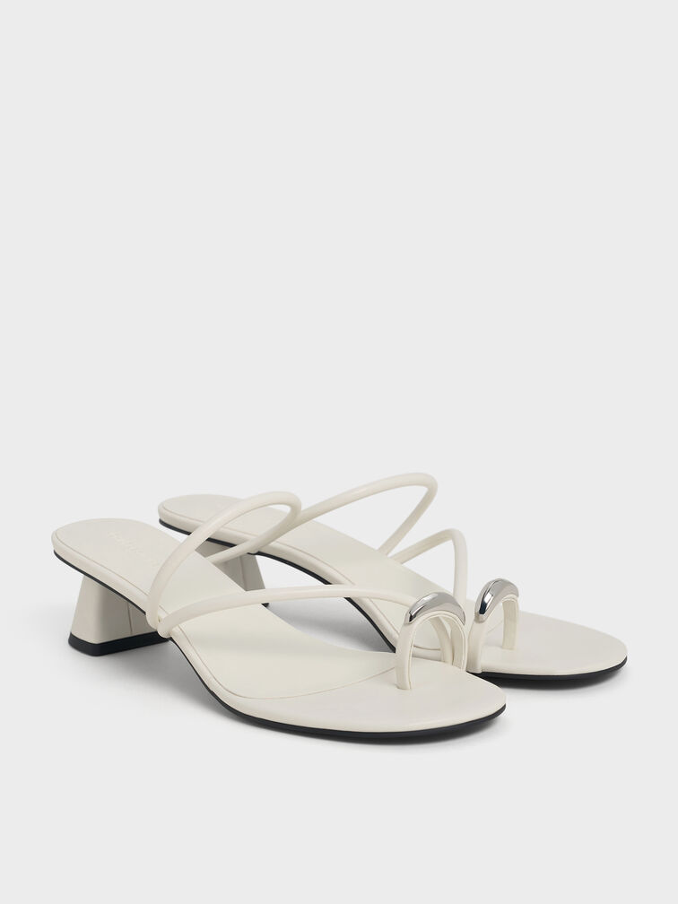 Sandalias de tacón con tiras anillo en la puntera y detalles metálicos, Blanco tiza, hi-res
