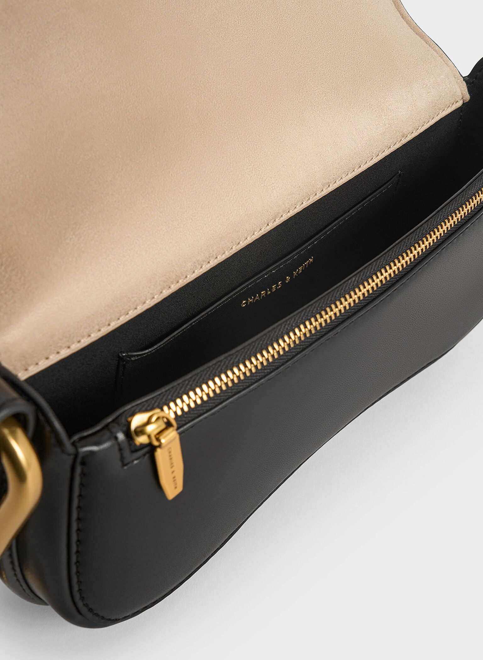 Bolsa alongada com detalhes metálicos Kora, Black, hi-res