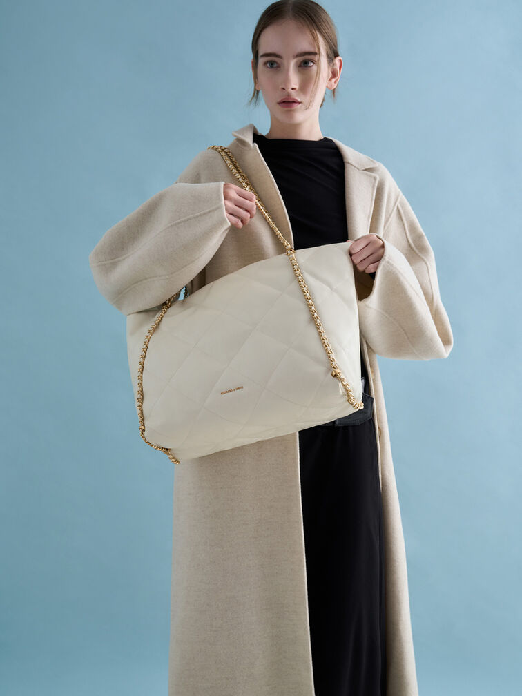Bolso tote acolchado Apfra con adornos de cadena, Crema, hi-res