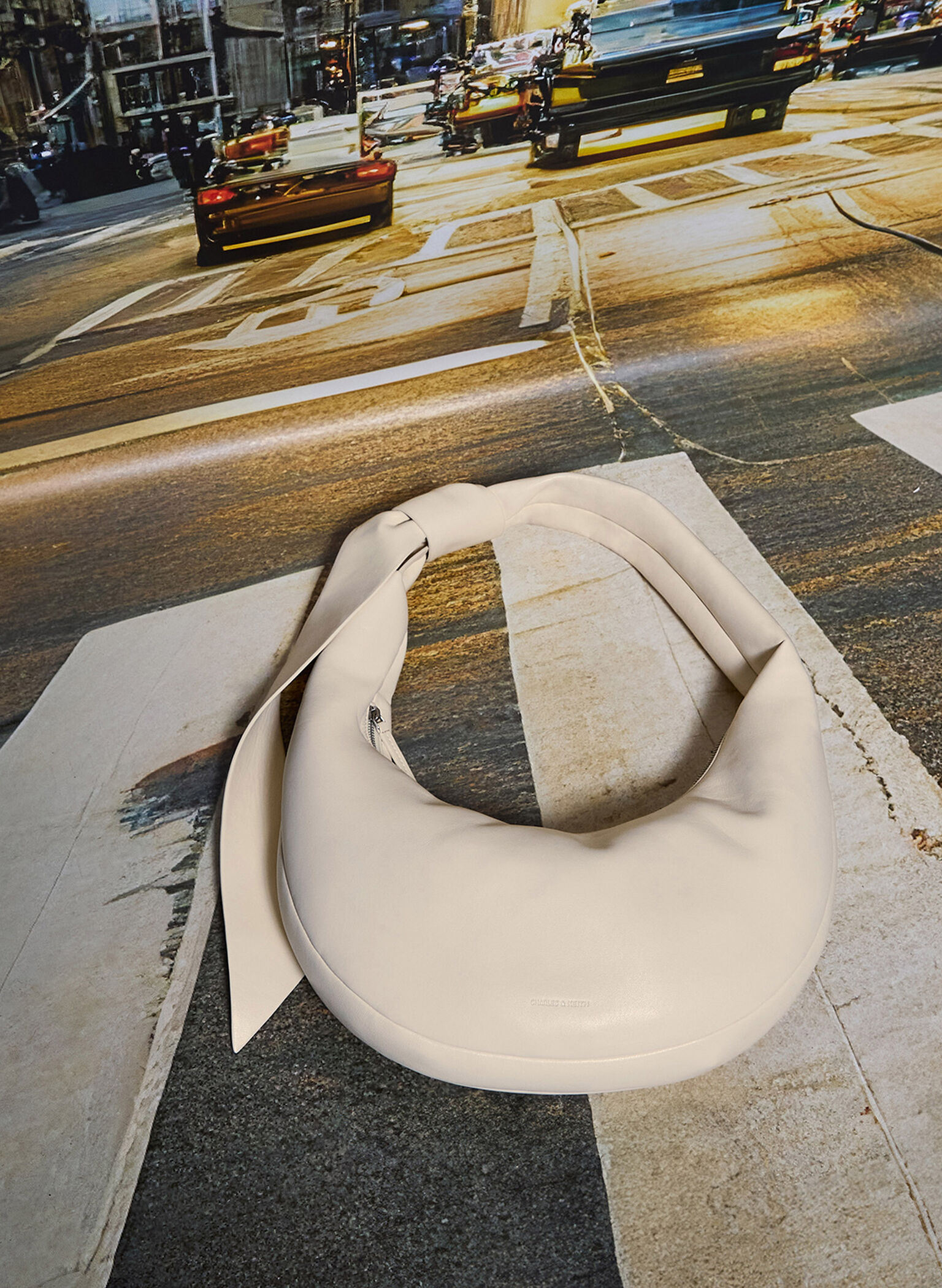 Bolso hobo curvo Toni con nudos, Blanco tiza, hi-res