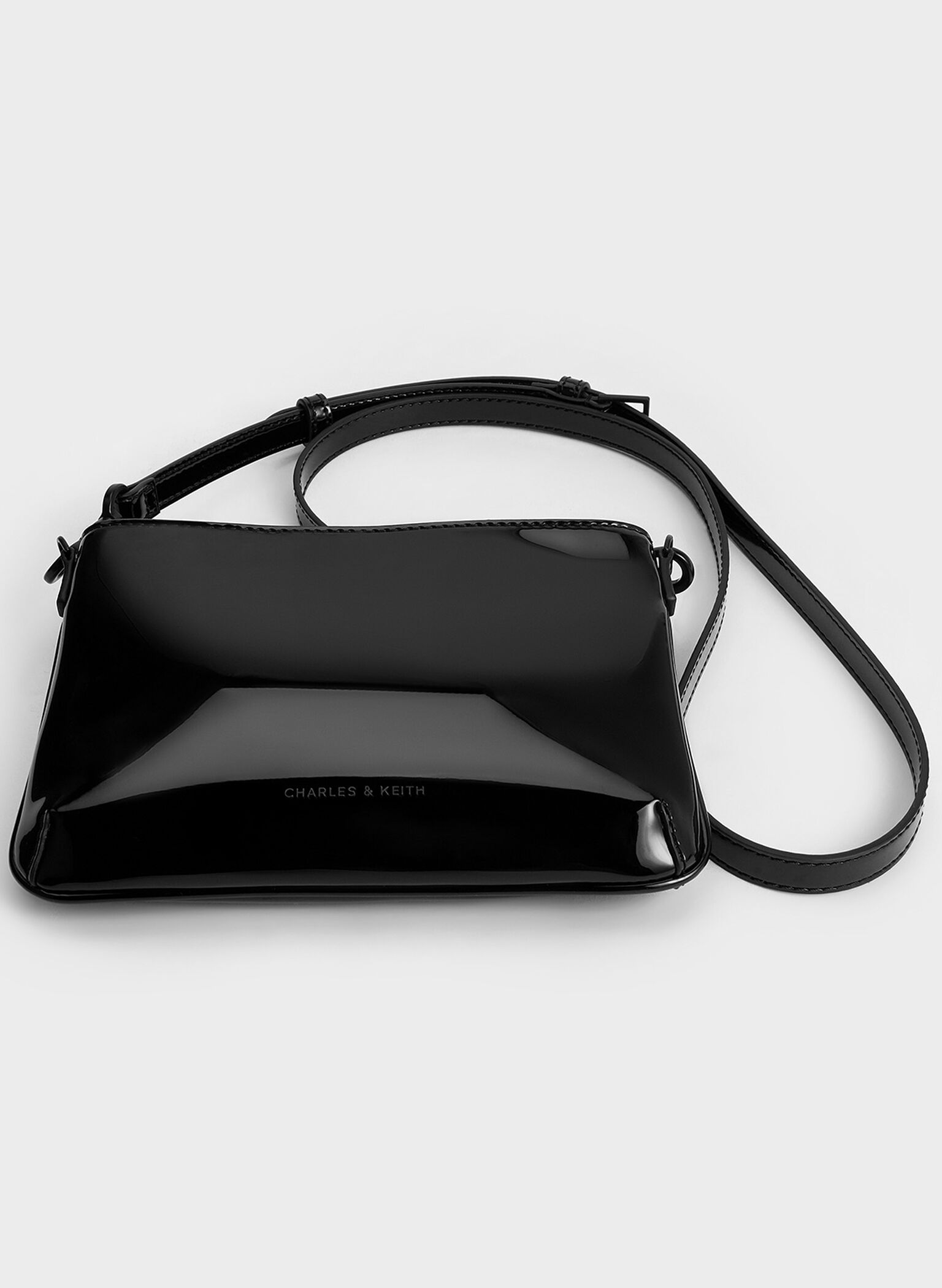 Bolso de charol con asa de cadena, negro azabache, hi-res