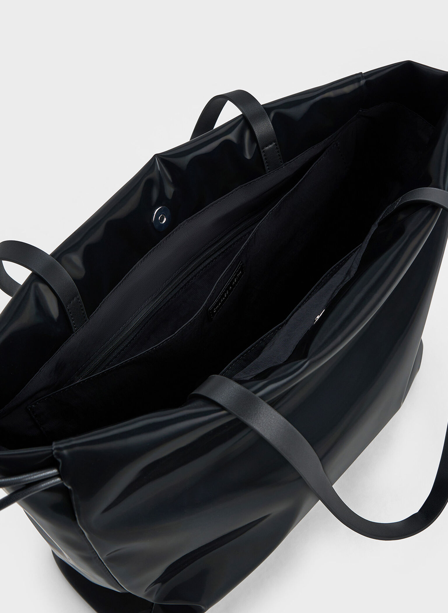 Bolso tote Bethel efecto arrugado brillante con cordón, negro azabache, hi-res