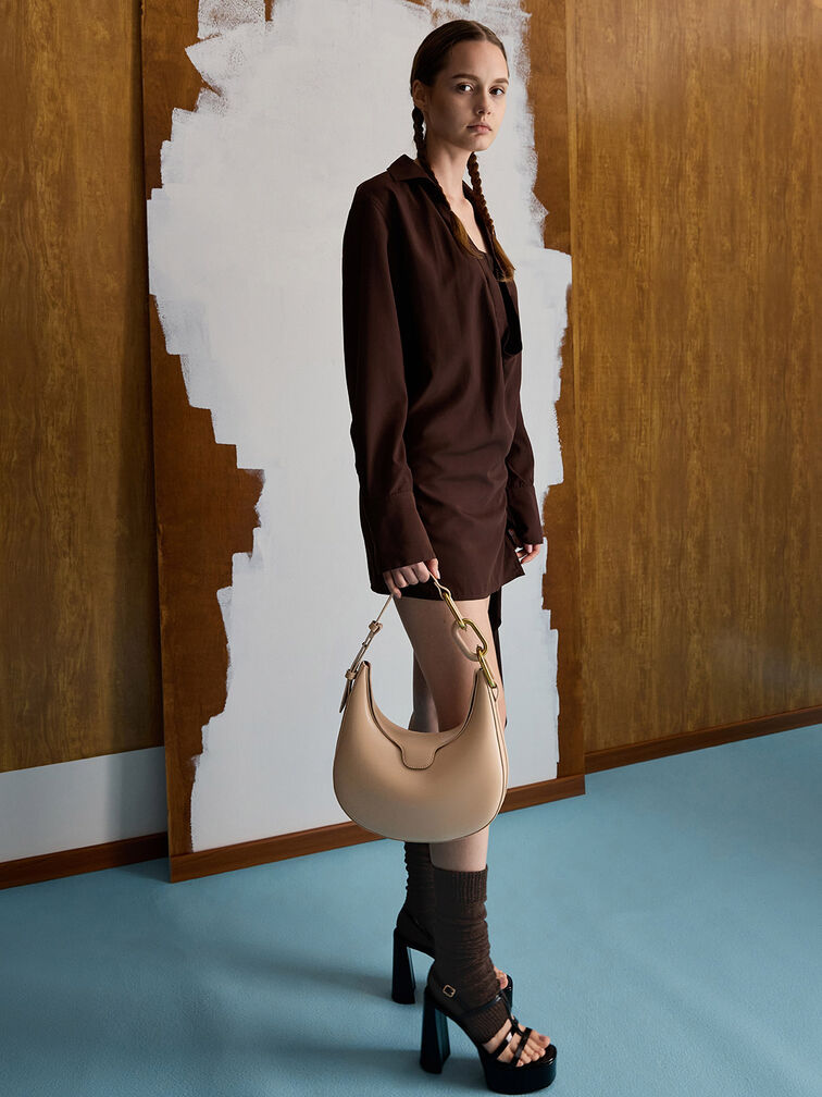 Bolso media luna Kora con detalles metálicos, Beige, hi-res