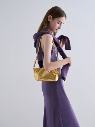 Bolso de mano fruncido metalizado Brigette con asa de cadena, Dorado, hi-res