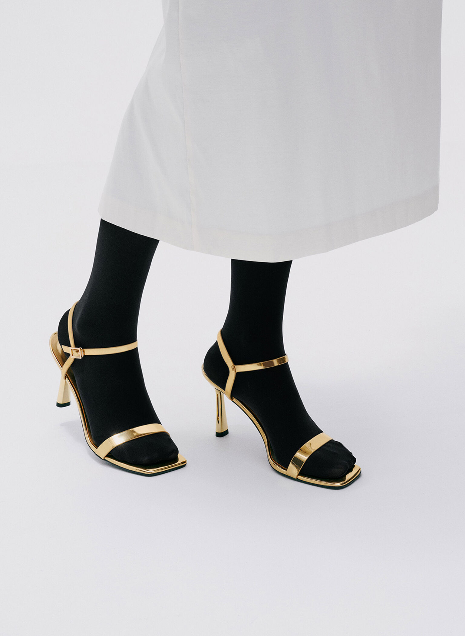 Sandalias de tacó tipo pulsera metalizadas con punta cuadrada, Dorado, hi-res