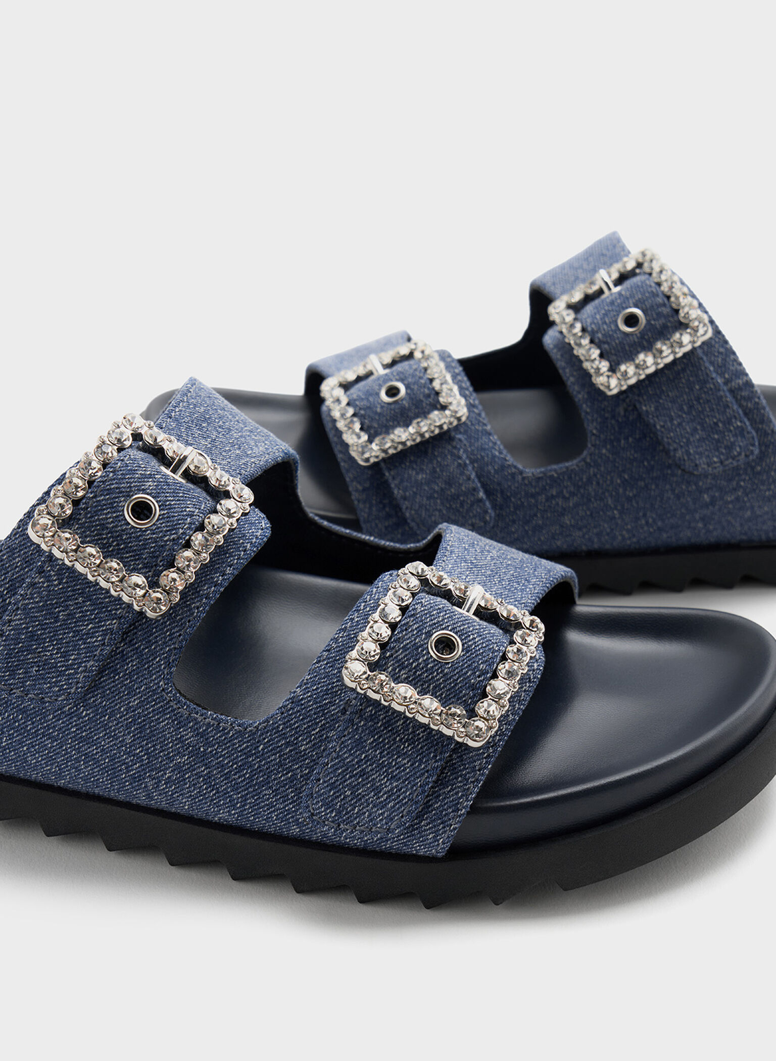 Sandalias denim de doble tira con hebilla adornada con gemas, Azul mezclilla, hi-res