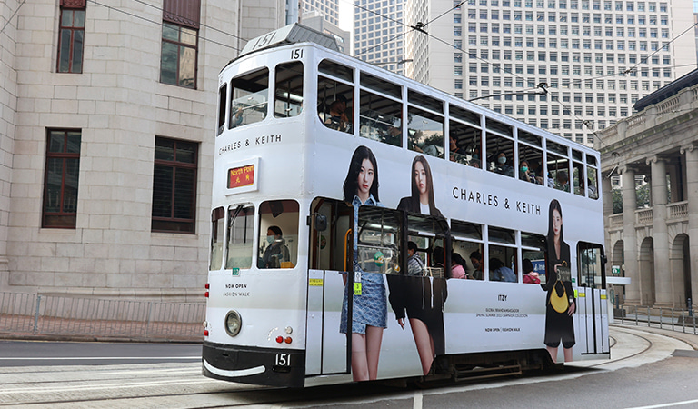 香港電車帶著CHARLES & KEITH 2023春夏廣告周遊城市