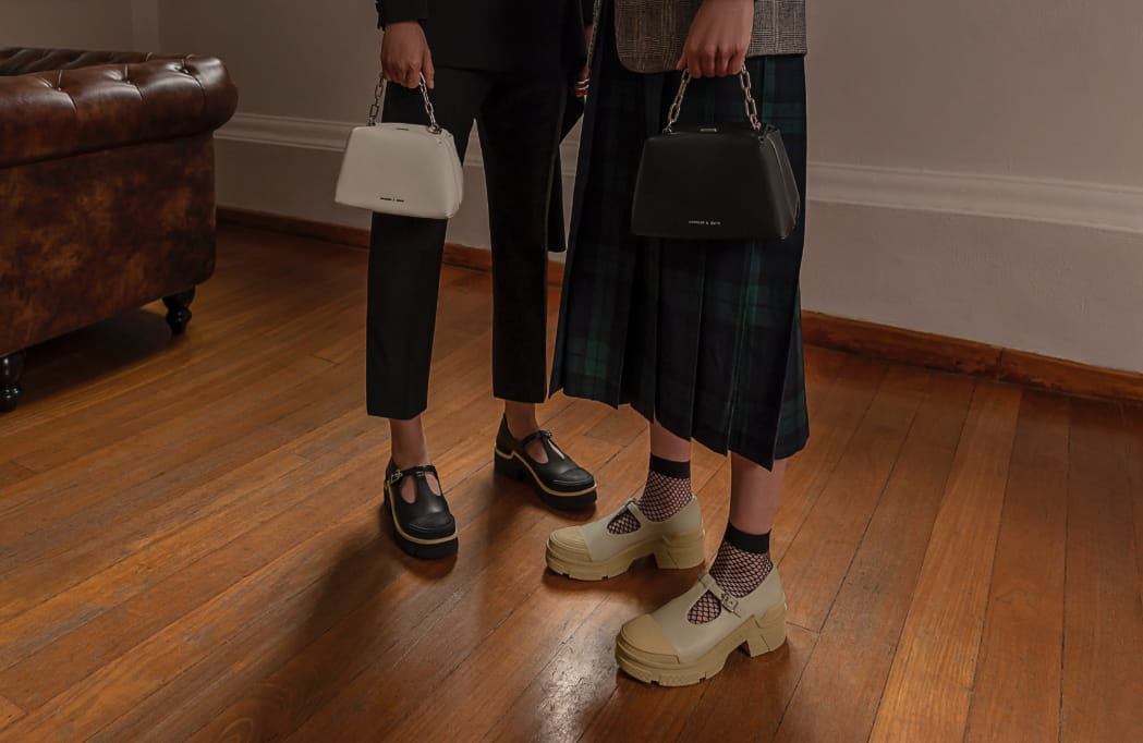 厚底瑪莉珍鞋 Women’s platform Mary Jane shoes in chalk and black (close-up) – CHARLES & KEITH