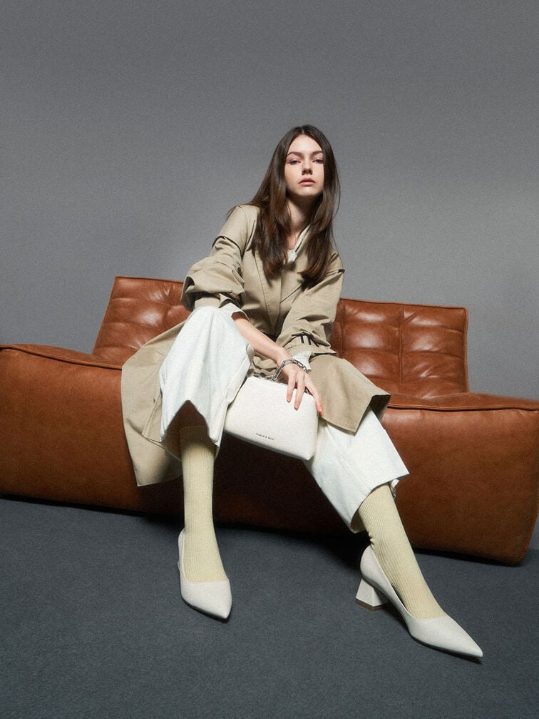 Um look winter white composto por variados tons de branco, como gesso, creme e neutros bege-claro.