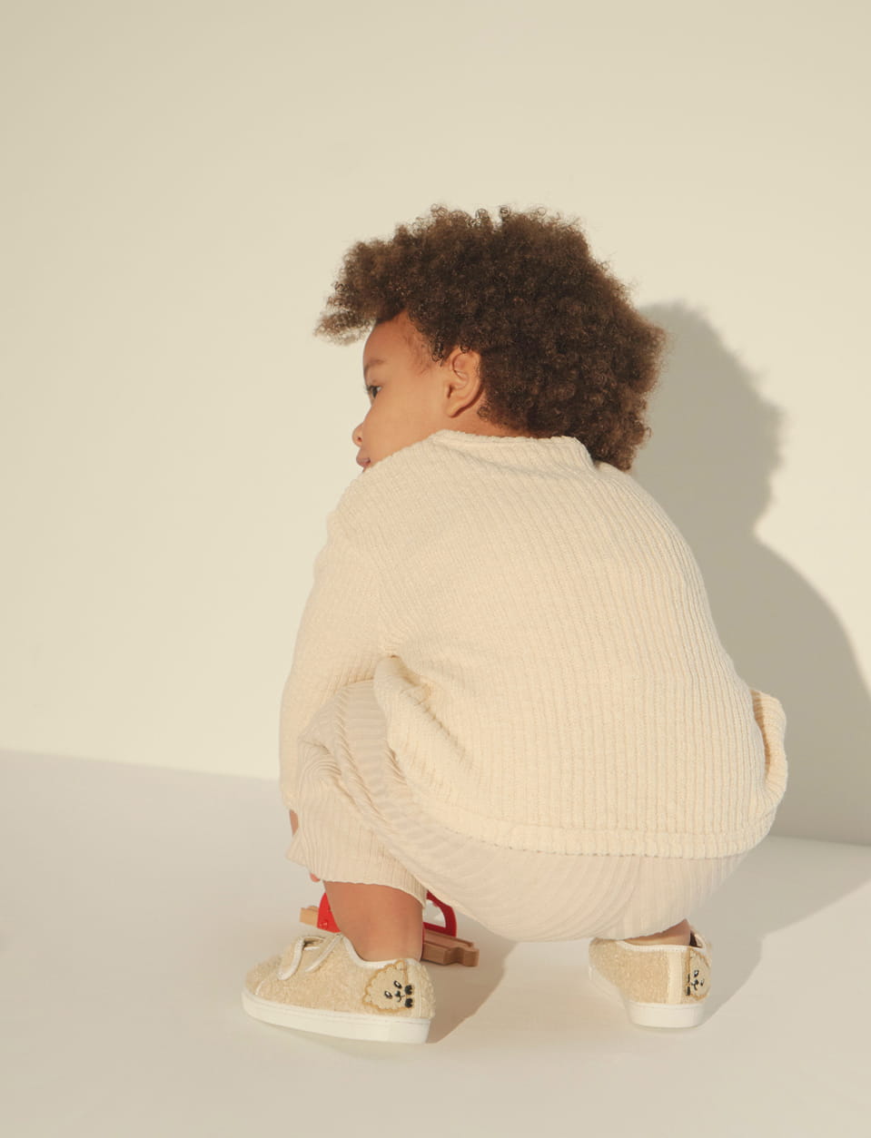 Girls’ textured sneakers in chalk (back view) – CHARLES & KEITH