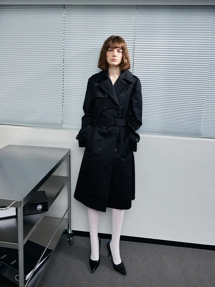 Los zapatos de salón de aguja con punta afilada en cuero negro brillante pulirán y elevarán al instante cualquier atuendo.