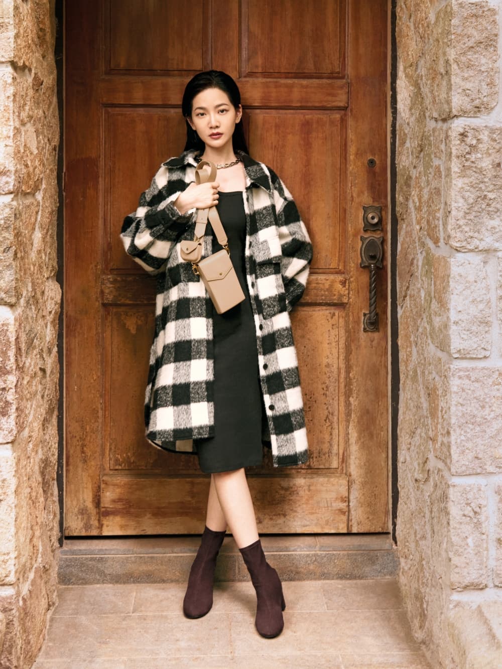 長型信封斜背包、貼腿粗跟短靴 - CHARLES & KEITH