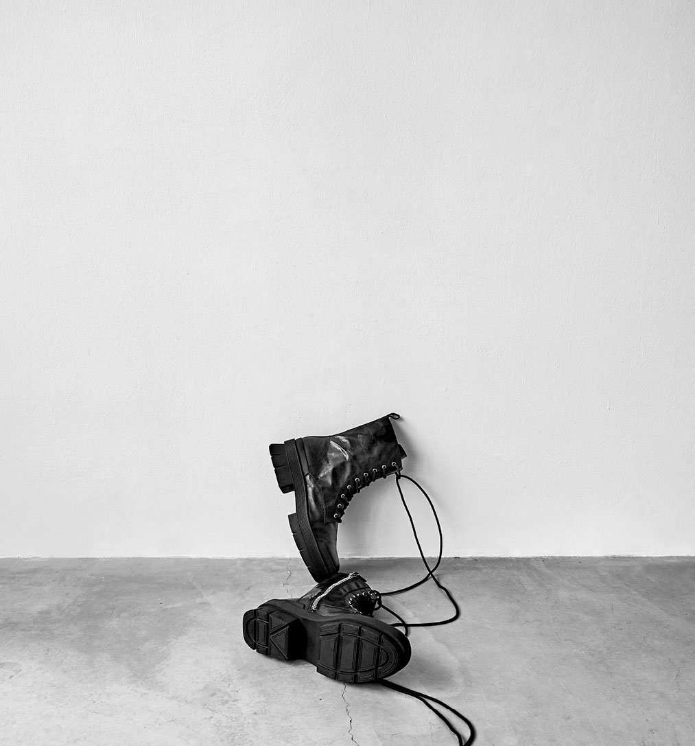 皺褶感綁帶軍靴側拍 – CHARLES & KEITH