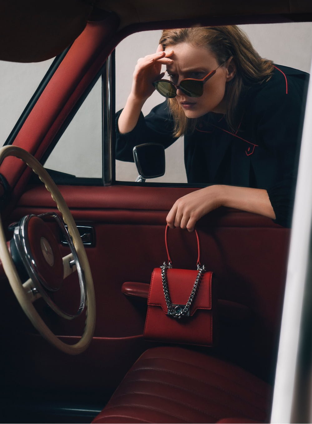 Women’s leather trapeze bag in red – CHARLES & KEITH