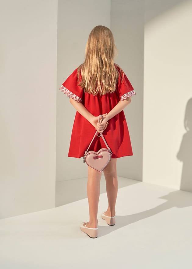 Girls’ heart-shaped crossbody bag and scallop trim ballerina flats in pink – CHARLES & KEITH