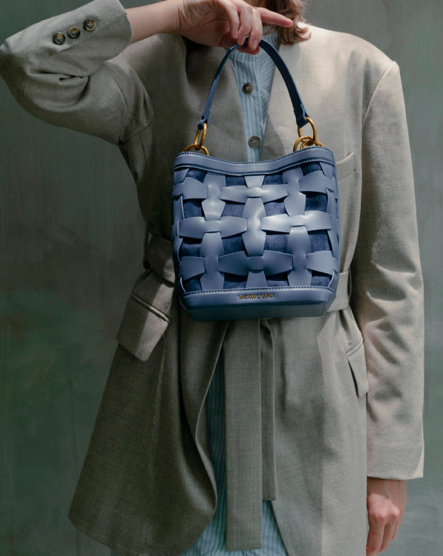 藍色編織方格水桶包 Women’s weave detail bucket bag in blue – CHARLES & KEITH
