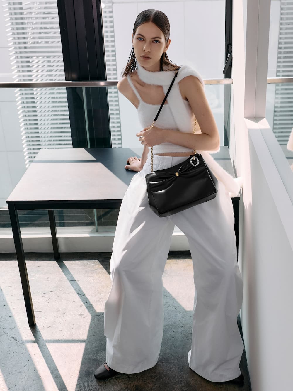 블랙 할시 셔링 토트 백– CHARLES & KEITH