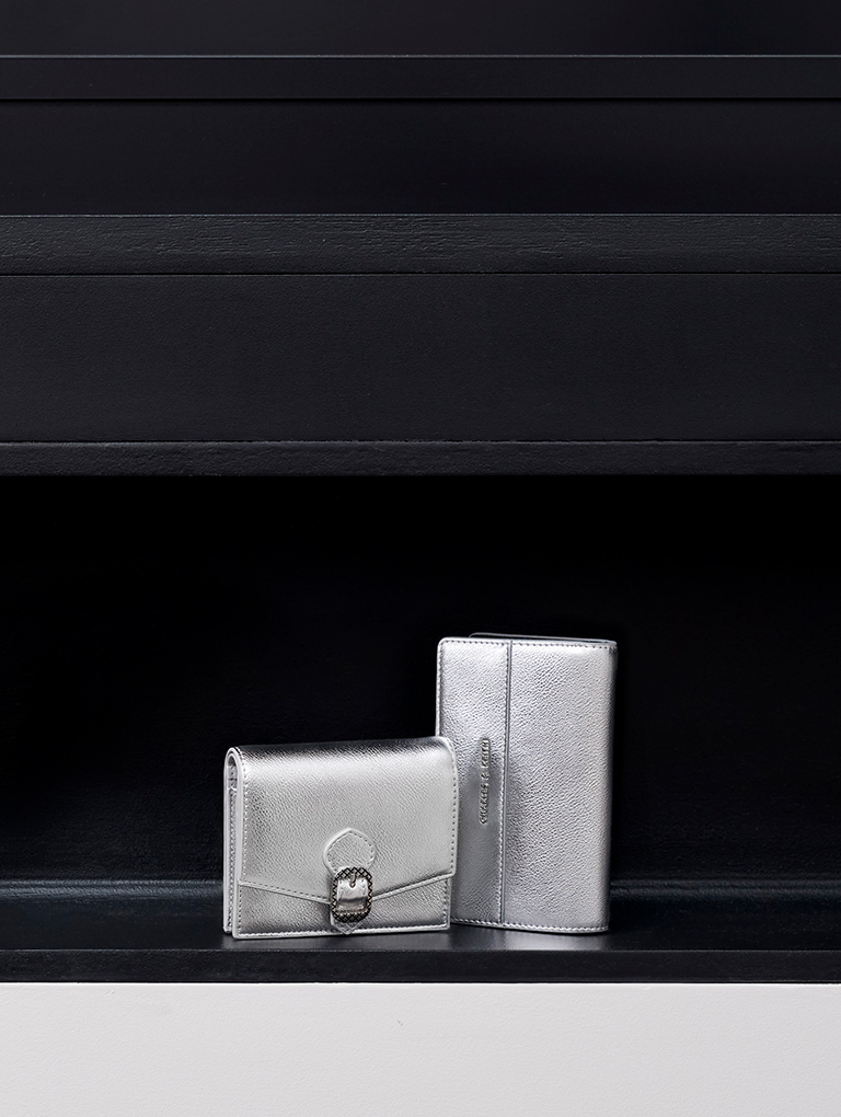 銀色的Avis 皮帶釦短夾、多層摺疊短夾和Charlot 鍊條銀釦包 – CHARLES & KEITH