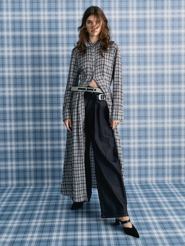 Wear pointed-toe shoes with wide leg pants to elongate your body line and add a sophisticated detail to your outfit.