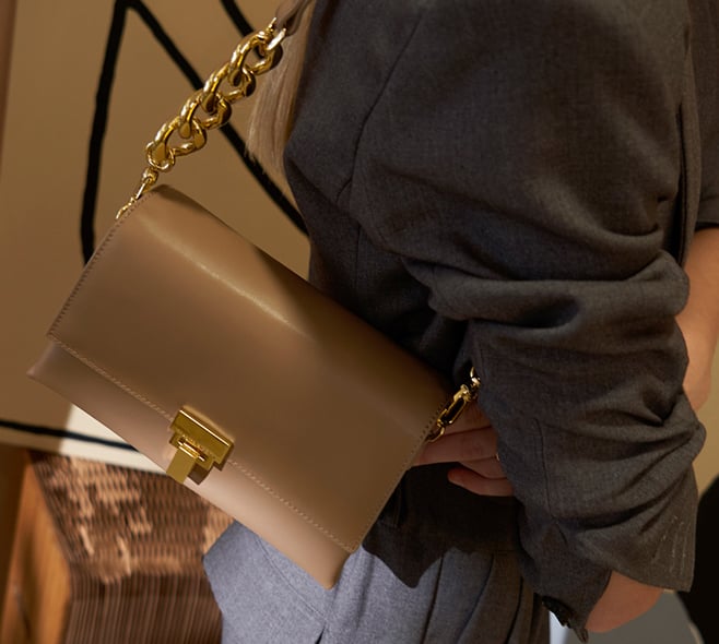Women’s leather chain strap shoulder bag (close up) – CHARLES & KEITH