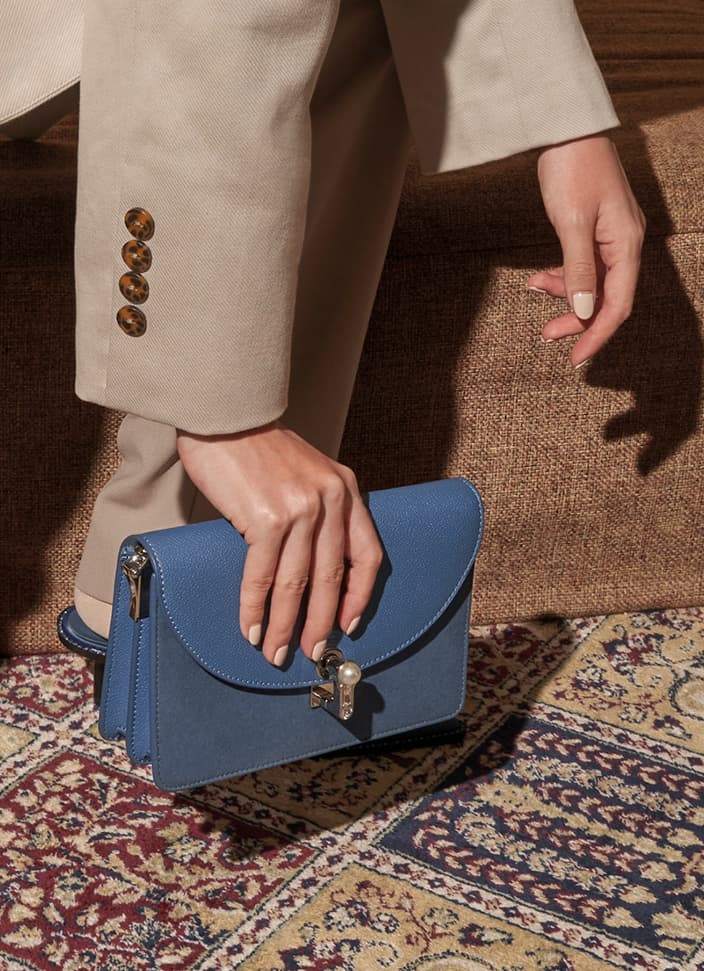 Women’s textured turn-lock clutch in blue – CHARLES & KEITH
