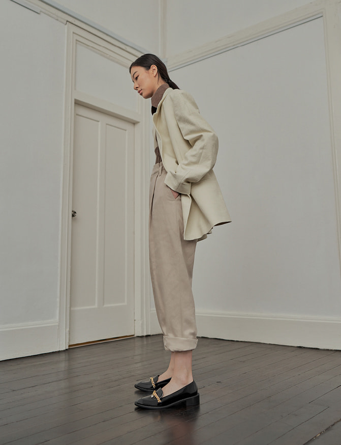 金屬鍊條樂福鞋特寫 – CHARLES & KEITH