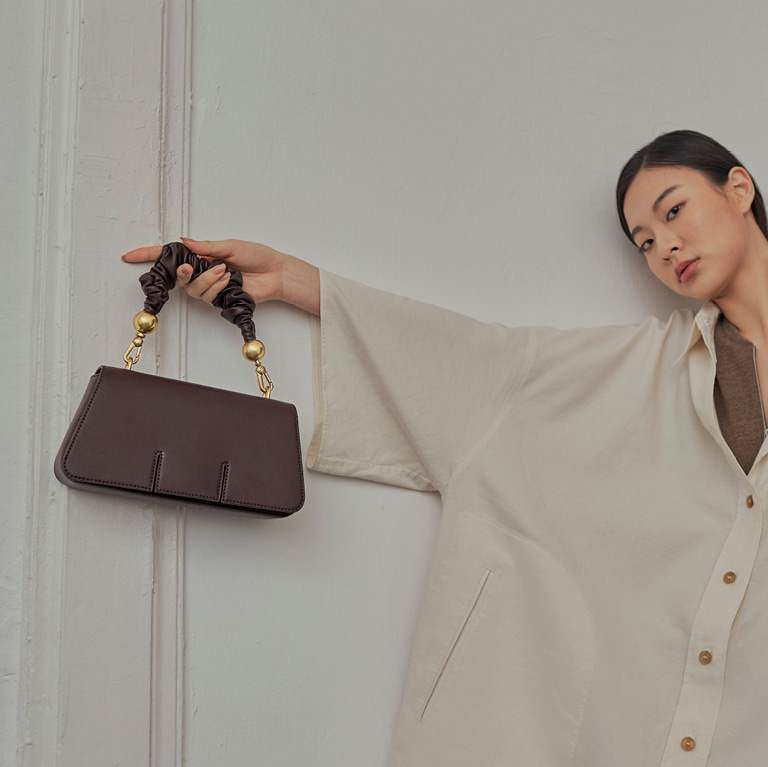 Women’s ruched handle sculptural bag in dark brown – CHARLES & KEITH