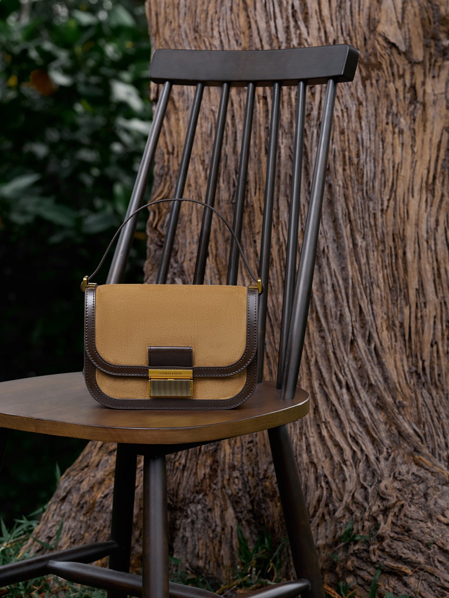 샬롯 리사이클드 스웨이드 백 사하라 샌드 - CHARLES & KEITH