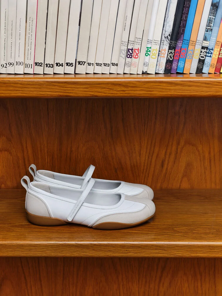 Silhueta fina e elegante de uns sneakers Mary Jane de perfil baixo