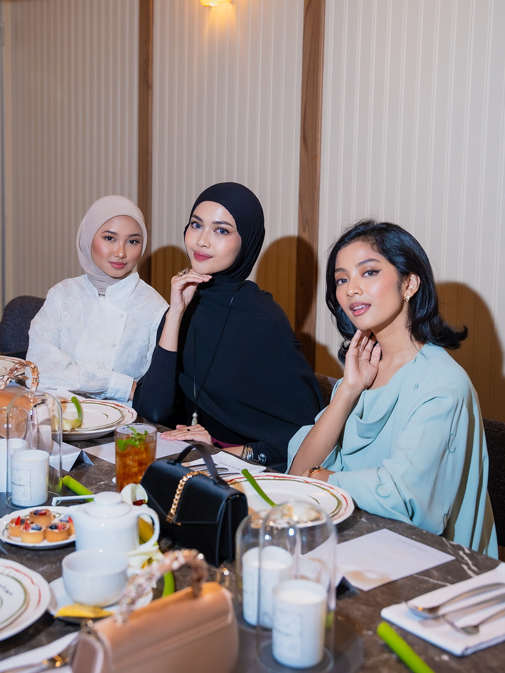 Taisia Chain-Strap Envelope Bag in black - CHARLES & KEITH