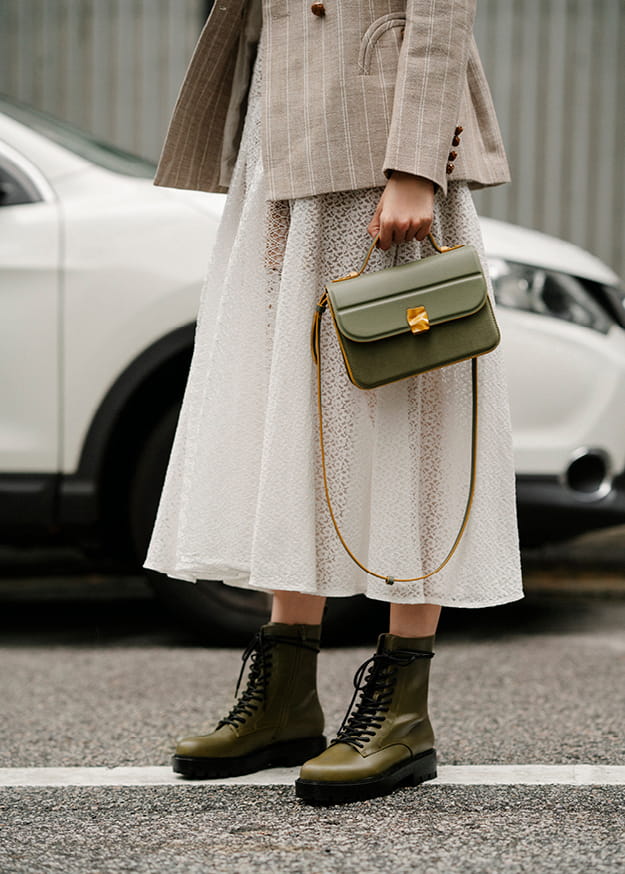 綁帶厚底軍靴、掀蓋式手提包(側面) – CHARLES & KEITH