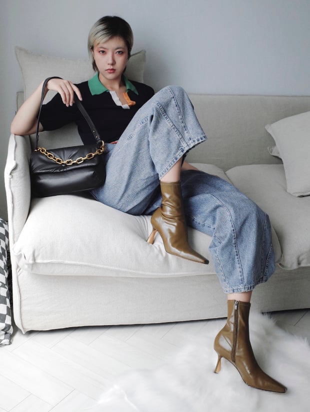 Cheri Nara搭配Zadie 鍊條枕頭包、素面錐形跟短靴 - CHARLES & KEITH
