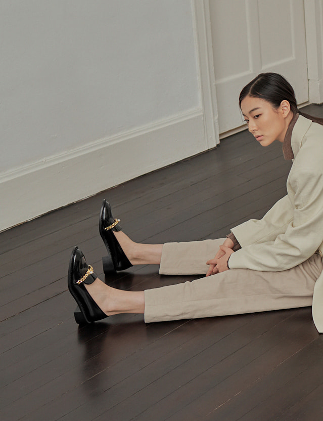 珍珠金屬鍊短靴 & 金屬鍊條樂福鞋 – CHARLES & KEITH
