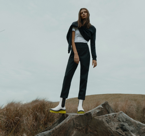 여성 화이트 컬러 클리어 솔 첼시 부츠 Women’s clear sole Chelsea boots in white - CHARLES & KEITH