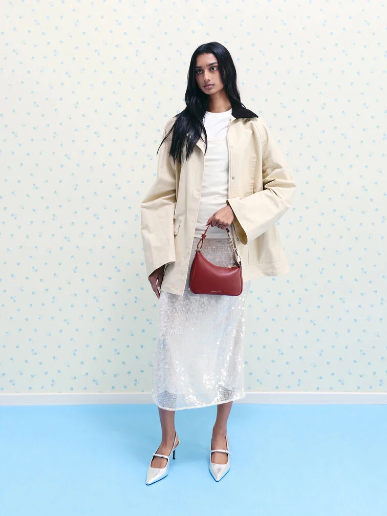 Um look winter white integral com uma mala bordeaux como ponto de cor.