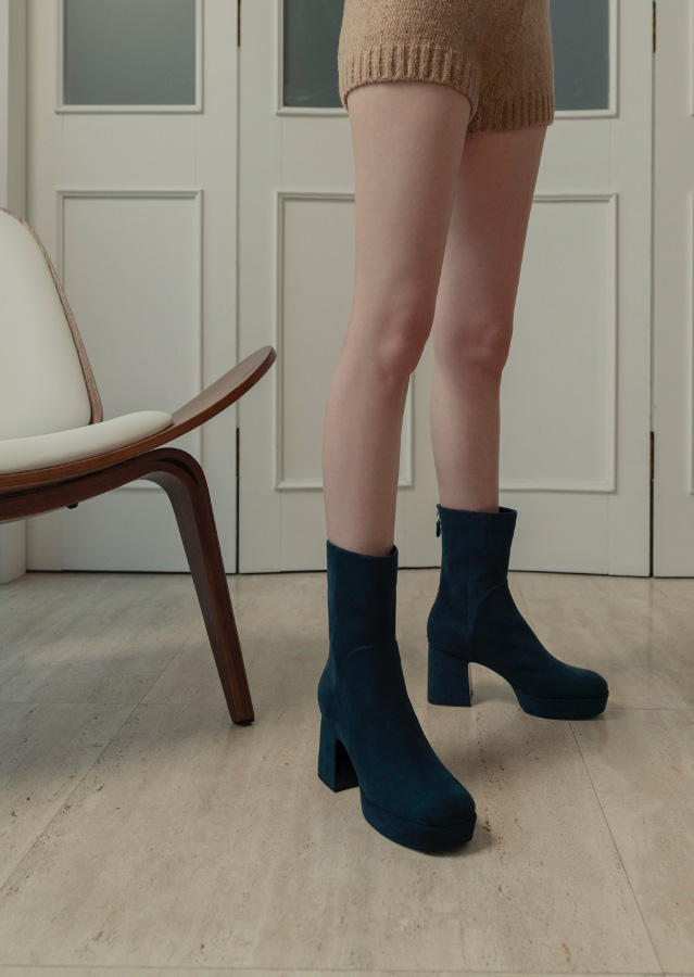 黑色方頭厚底短靴 Women’s textured platform ankle boots in black (side view) – CHARLES & KEITH
