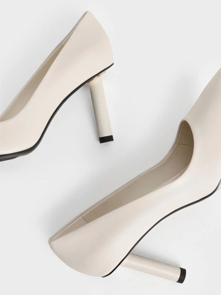 Con su simetría visualmente agradable, los tacones cilíndricos tienen una estética limpia y contemporánea, perfecta para entornos sofisticados.