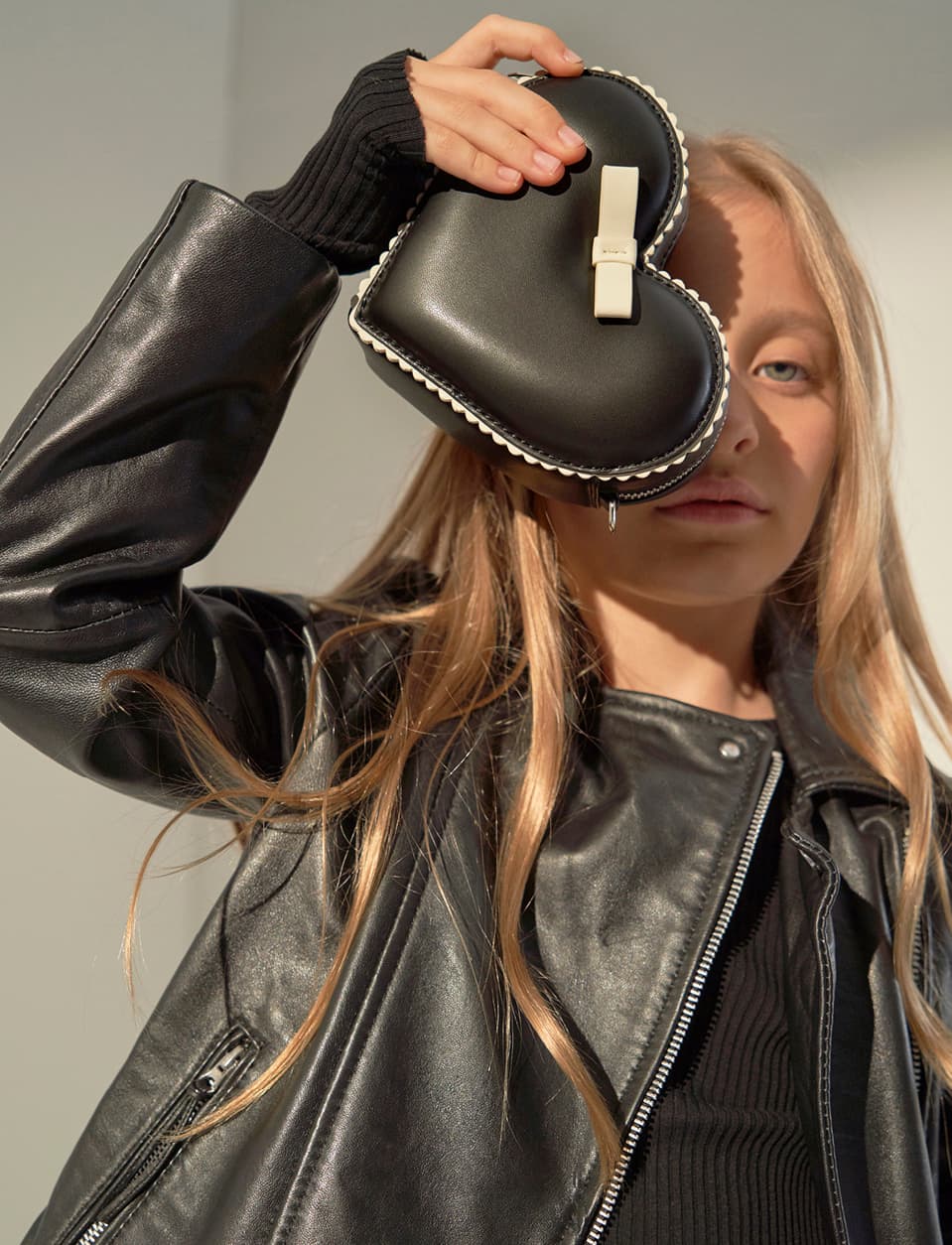 黑色兒童心型斜背包 – CHARLES & KEITH