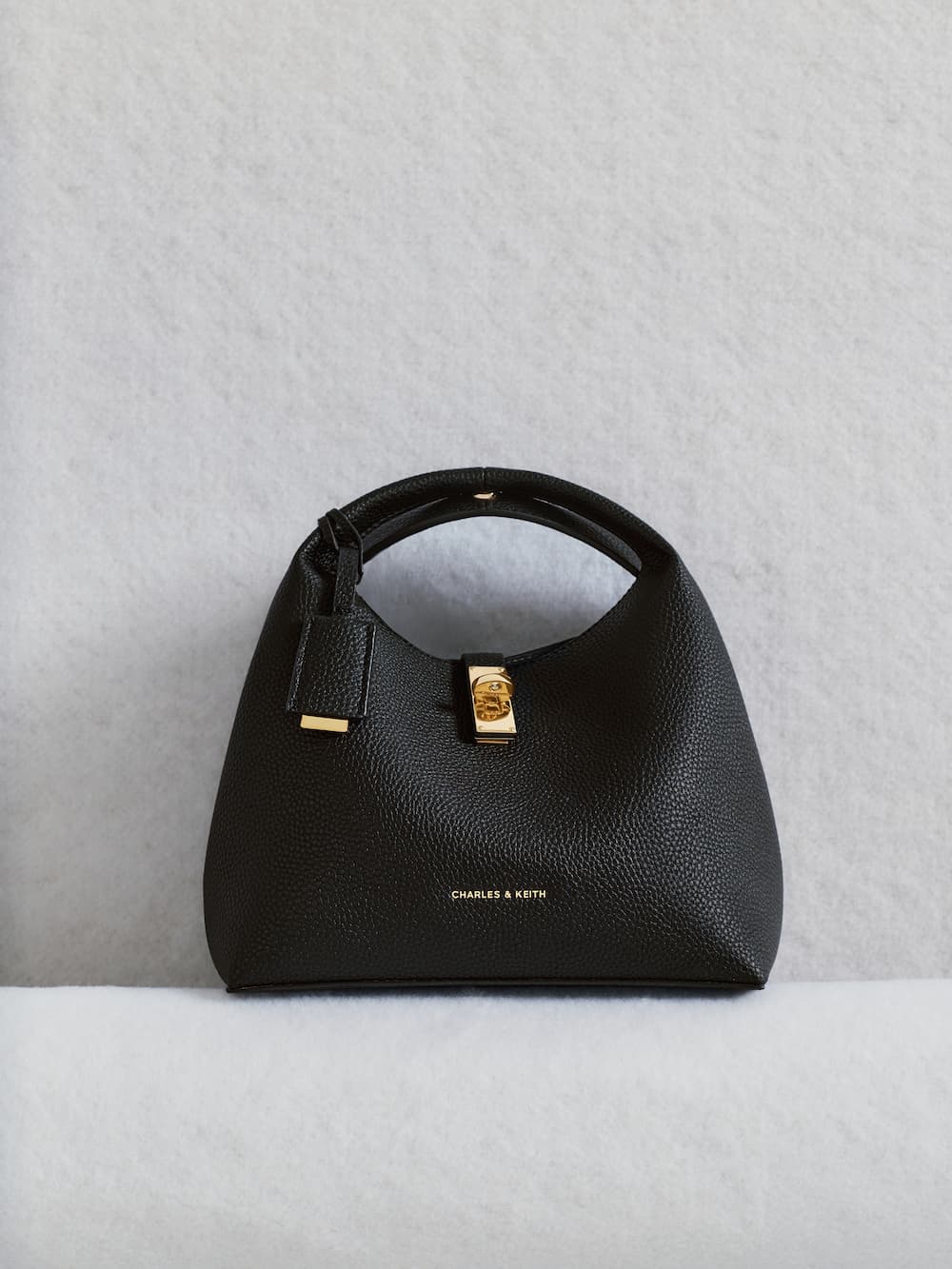 블랙 찬스 리사이클 레더 턴록 버킷백 -  CHARLES & KEITH