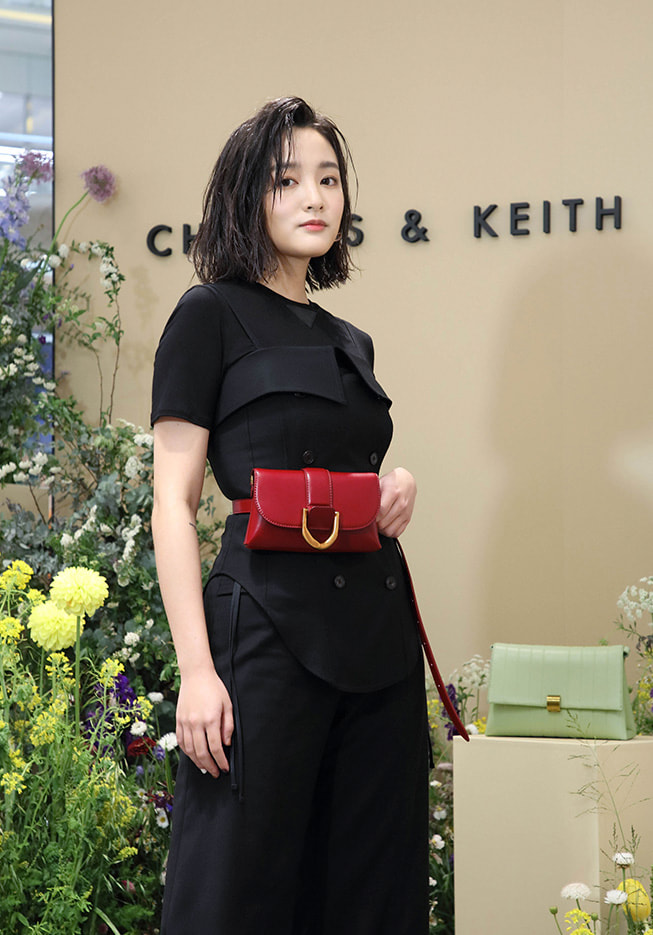 Women’s chain handle crossbody bag in black - CHARLES & KEITH