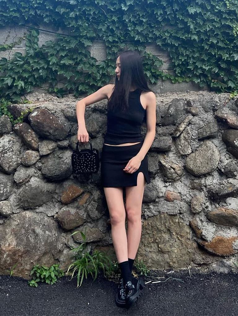 Krystal搭配COCO CAPITÁN聯名厚底樂福鞋、小花刺繡手提方包的黑色系穿搭 - CHARLES & KEITH